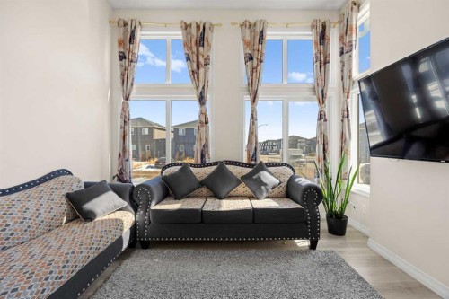 6 Corner Glen Common Ne, Calgary, AB - Indoor Photo Showing Living Room