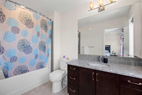 6 Corner Glen Common Ne, Calgary, AB - Indoor Photo Showing Bathroom