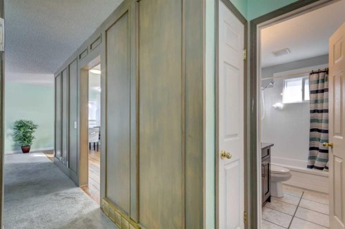 1059 Pinecliff Drive Ne, Calgary, AB - Indoor Photo Showing Bathroom