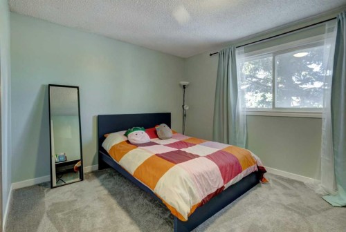1059 Pinecliff Drive Ne, Calgary, AB - Indoor Photo Showing Bedroom