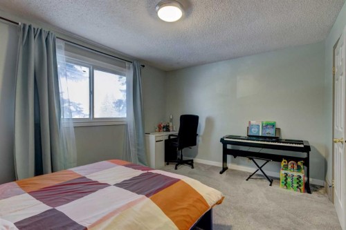 1059 Pinecliff Drive Ne, Calgary, AB - Indoor Photo Showing Bedroom