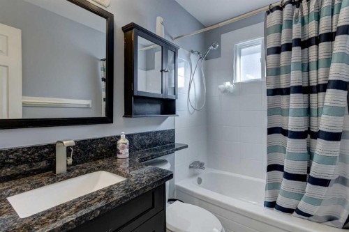 1059 Pinecliff Drive Ne, Calgary, AB - Indoor Photo Showing Bathroom