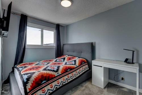 1059 Pinecliff Drive Ne, Calgary, AB - Indoor Photo Showing Bedroom