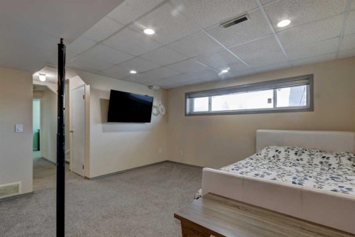 1059 Pinecliff Drive Ne, Calgary, AB - Indoor Photo Showing Bedroom