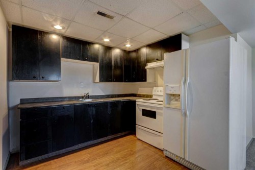 1059 Pinecliff Drive Ne, Calgary, AB - Indoor Photo Showing Kitchen