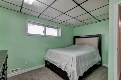 1059 Pinecliff Drive Ne, Calgary, AB - Indoor Photo Showing Bedroom