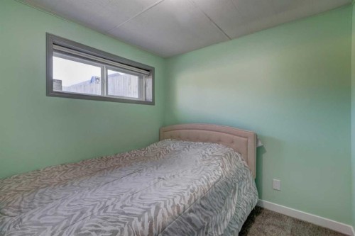 1059 Pinecliff Drive Ne, Calgary, AB - Indoor Photo Showing Bedroom