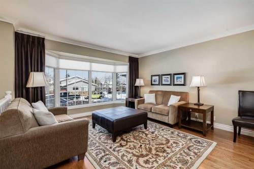 88 Bermondsey Way Nw, Calgary, AB - Indoor Photo Showing Living Room