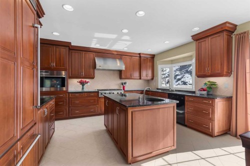 88 Bermondsey Way Nw, Calgary, AB - Indoor Photo Showing Kitchen
