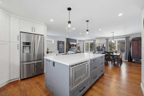 1015 Maplecroft Road Se, Calgary, AB - Indoor Photo Showing Kitchen With Upgraded Kitchen