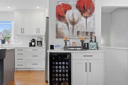 1015 Maplecroft Road Se, Calgary, AB - Indoor Photo Showing Kitchen