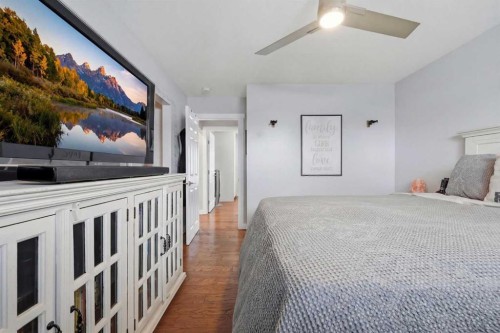 1015 Maplecroft Road Se, Calgary, AB - Indoor Photo Showing Bedroom