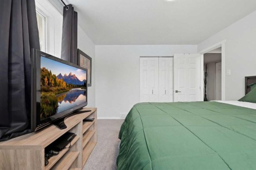 1015 Maplecroft Road Se, Calgary, AB - Indoor Photo Showing Bedroom