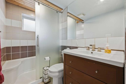 1015 Maplecroft Road Se, Calgary, AB - Indoor Photo Showing Bathroom
