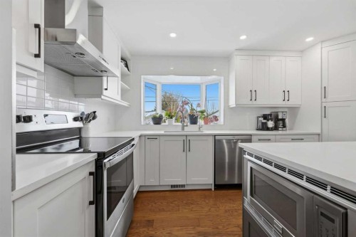 1015 Maplecroft Road Se, Calgary, AB - Indoor Photo Showing Kitchen