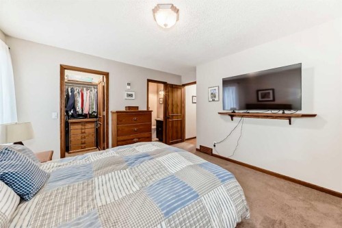 104 Kodiak Road, Canmore, AB - Indoor Photo Showing Bedroom