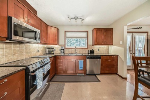 104 Kodiak Road, Canmore, AB - Indoor Photo Showing Kitchen