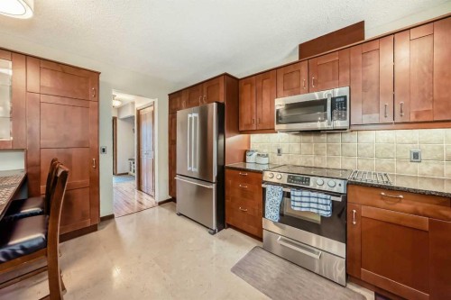 104 Kodiak Road, Canmore, AB - Indoor Photo Showing Kitchen