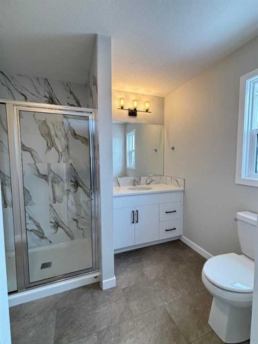 941 Reynolds Lane, Airdrie, AB - Indoor Photo Showing Bathroom