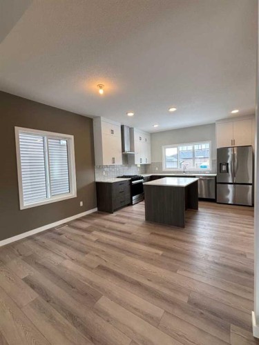 941 Reynolds Lane, Airdrie, AB - Indoor Photo Showing Kitchen With Upgraded Kitchen