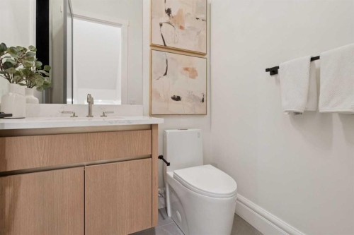 1740 6 Avenue Nw, Calgary, AB - Indoor Photo Showing Bathroom