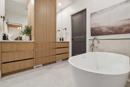 1740 6 Avenue Nw, Calgary, AB - Indoor Photo Showing Bathroom