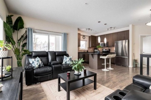 121-402 Marquis Lane Se, Calgary, AB - Indoor Photo Showing Living Room