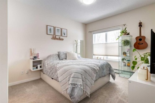 121-402 Marquis Lane Se, Calgary, AB - Indoor Photo Showing Bedroom