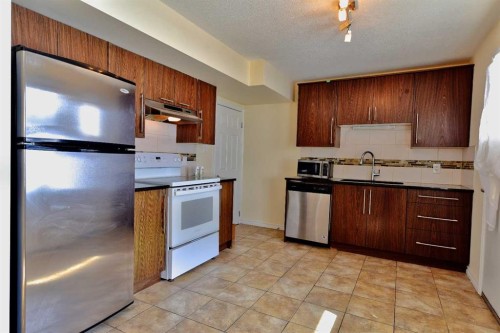 525 32 Avenue Ne, Calgary, AB - Indoor Photo Showing Kitchen