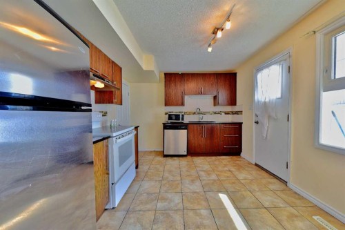 525 32 Avenue Ne, Calgary, AB - Indoor Photo Showing Kitchen
