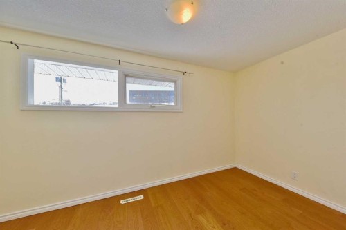 525 32 Avenue Ne, Calgary, AB - Indoor Photo Showing Other Room