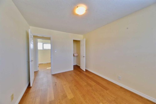 525 32 Avenue Ne, Calgary, AB - Indoor Photo Showing Other Room