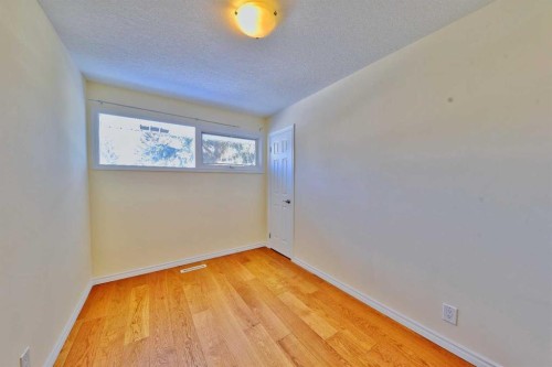 525 32 Avenue Ne, Calgary, AB - Indoor Photo Showing Other Room