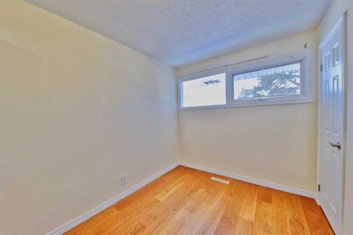 525 32 Avenue Ne, Calgary, AB - Indoor Photo Showing Other Room