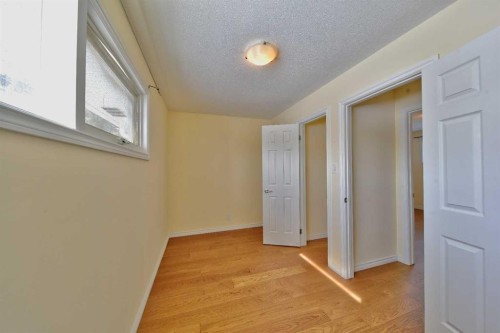 525 32 Avenue Ne, Calgary, AB - Indoor Photo Showing Other Room