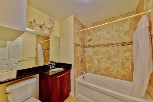 525 32 Avenue Ne, Calgary, AB - Indoor Photo Showing Bathroom