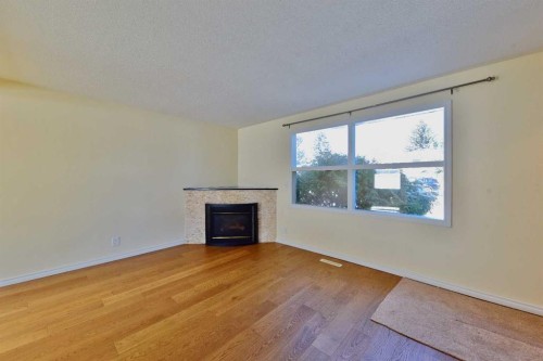 525 32 Avenue Ne, Calgary, AB - Indoor Photo Showing Living Room With Fireplace