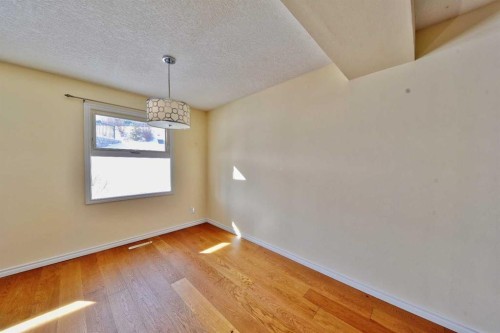 525 32 Avenue Ne, Calgary, AB - Indoor Photo Showing Other Room