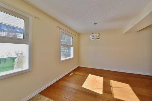 525 32 Avenue Ne, Calgary, AB - Indoor Photo Showing Other Room