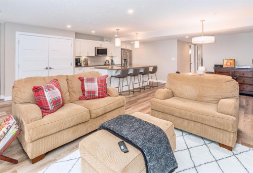 103-810 7Th Street, Canmore, AB - Indoor Photo Showing Living Room