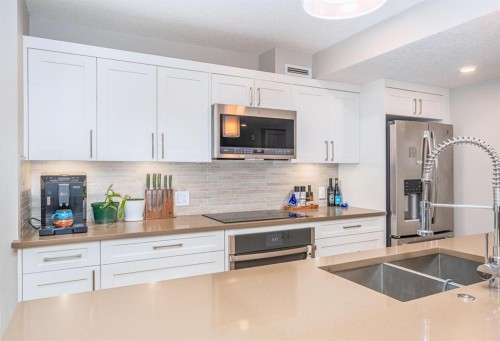 103-810 7Th Street, Canmore, AB - Indoor Photo Showing Kitchen With Double Sink With Upgraded Kitchen