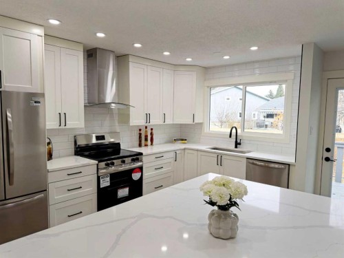 7032 78 Street Nw, Calgary, AB - Indoor Photo Showing Kitchen With Upgraded Kitchen
