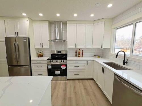 7032 78 Street Nw, Calgary, AB - Indoor Photo Showing Kitchen With Upgraded Kitchen