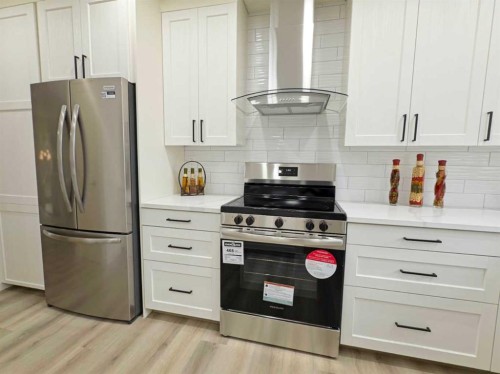 7032 78 Street Nw, Calgary, AB - Indoor Photo Showing Kitchen With Upgraded Kitchen