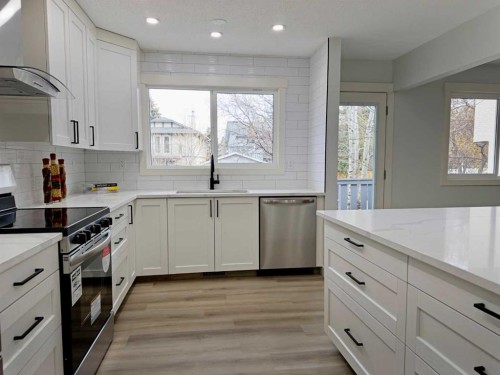 7032 78 Street Nw, Calgary, AB - Indoor Photo Showing Kitchen With Upgraded Kitchen