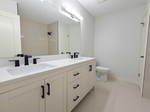 7032 78 Street Nw, Calgary, AB - Indoor Photo Showing Bathroom