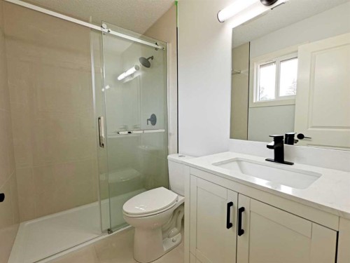 7032 78 Street Nw, Calgary, AB - Indoor Photo Showing Bathroom