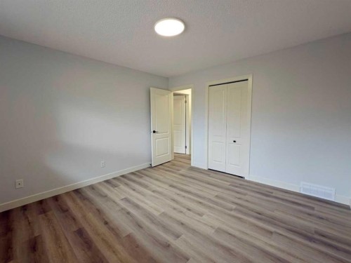 7032 78 Street Nw, Calgary, AB - Indoor Photo Showing Other Room