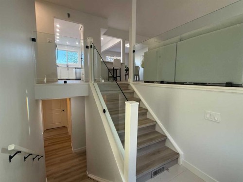 7032 78 Street Nw, Calgary, AB - Indoor Photo Showing Other Room