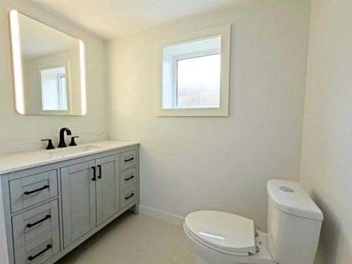 7032 78 Street Nw, Calgary, AB - Indoor Photo Showing Bathroom